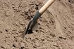 Utilisez une pelle pour creuser un récipient d'eau.