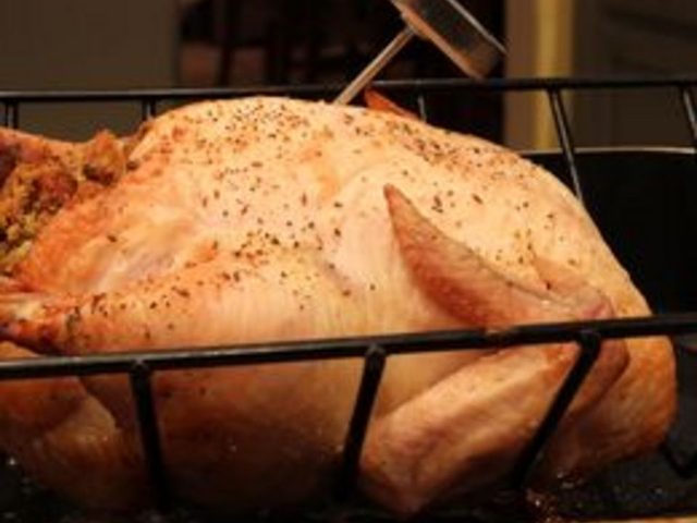 Comment faire cuire un poulet entier avec la farce