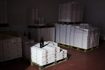 Les bouteilles de vin sur le dessus de boîtes prêtes à être expédiées à l'entrepôt à Chypre