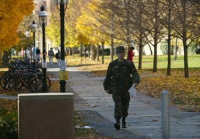 ROTC cadets marchant sur le campus