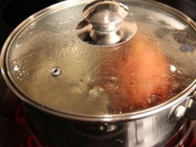 Comment Faire bouillir une patate douce et enlever la peau