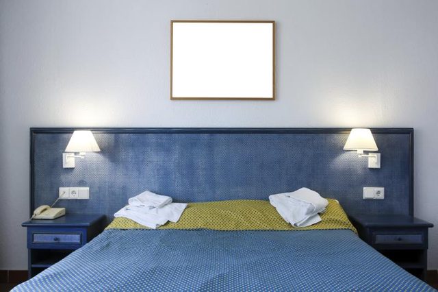 Chambre avec mur bleu bébé.