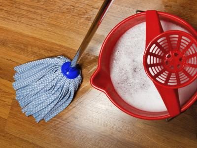 Verser 2 oz des ménages détergent à vaisselle et 8 oz d'eau de Javel dans votre seau de solution de nettoyage.