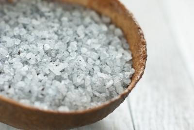 Le sel de mer a des cristaux plus gros que le sel de table.