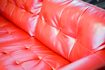 Comment décorer un salon avec un canapé en cuir rouge ou Canapé