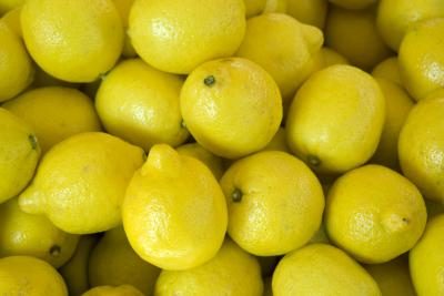 Déposez le jus de citron sur un morceau de granit de l'échantillon et d'observer comment rapidement le jus de citron est absorbé.