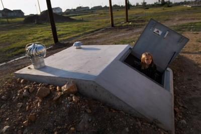 Jeune fille joue dans nouvellement construit un abri de la tornade à Joplin, Missouri