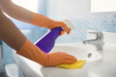 Lavez toutes les surfaces dures avec un savon antibactérien et de l'eau.