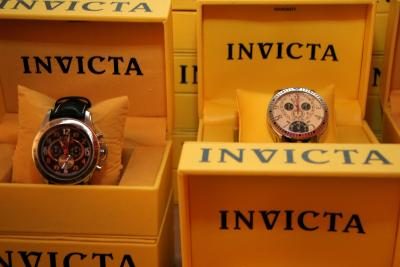 Invicta montres dans des boîtes d'affichage
