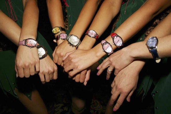 Groupe de femmes portant des montres Invicta