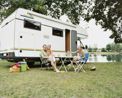 Visitez les concessionnaires de camping et de caravaning dans votre région et demandez si vous pouvez laisser des publicités pour vos services avec eux.