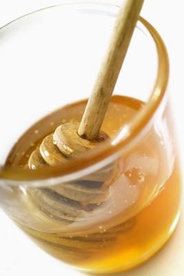 Le miel attire les impuretés et peut être utilisé sur des furoncles.