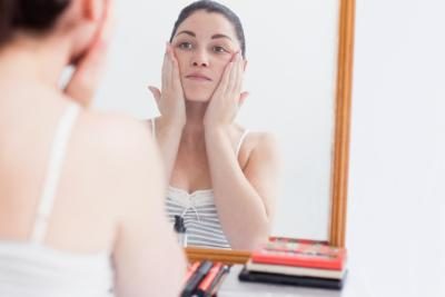 Utilisez un miroir pour localiser la balise de la peau.