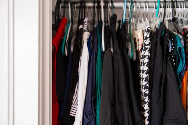 Comment se débarrasser de l'odeur de moisi dans un Clothes Closet