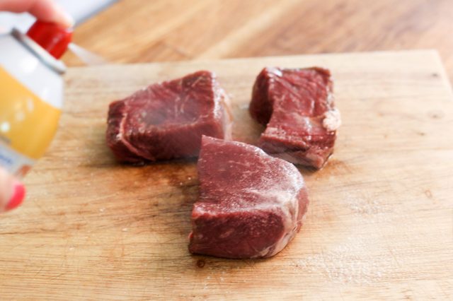 Pulvérisation steaks de filet premières avec de l'huile.
