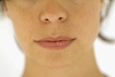 Close up de la femme's mouth and neck
