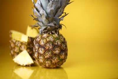 Le jus d'ananas dans la matinée réduit l'acidité.
