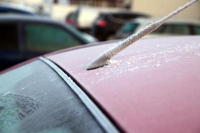 Maintenir votre voiture pendant la saison d'hiver et empêcher le gel de l'accumulation sur sa fenêtre.