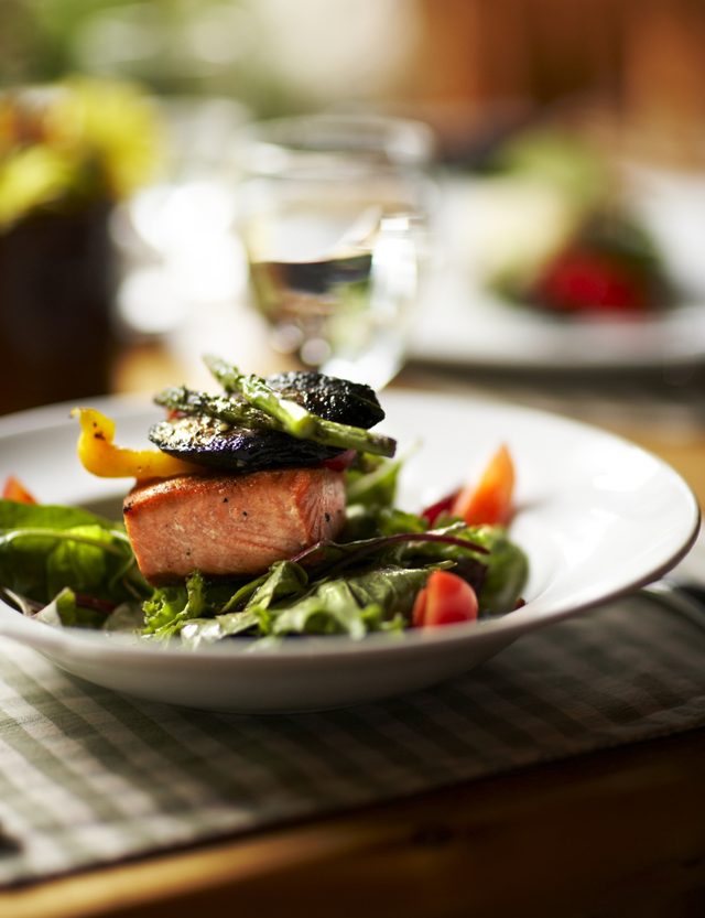 Mangez une protéine maigre et légumes pour le dîner.