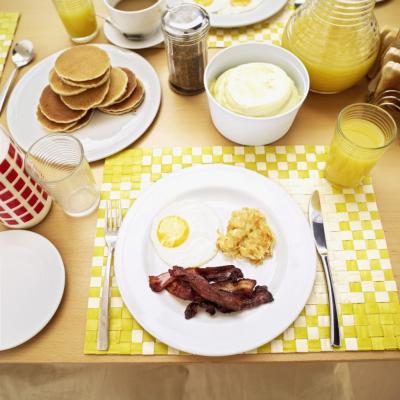 plaque de petit déjeuner avec des œufs, pommes de terre rissolées et bacon
