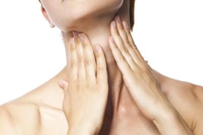 La glande thyroïde est située à la base du goulot.
