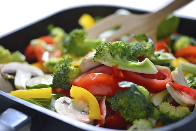 Sitr légumes frits dans une poêle.