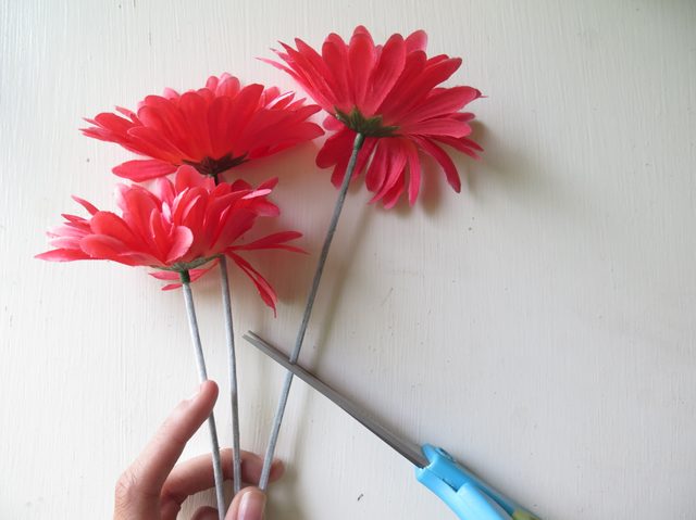 Si vous're using scissors, simply cut a notch in each stem.
