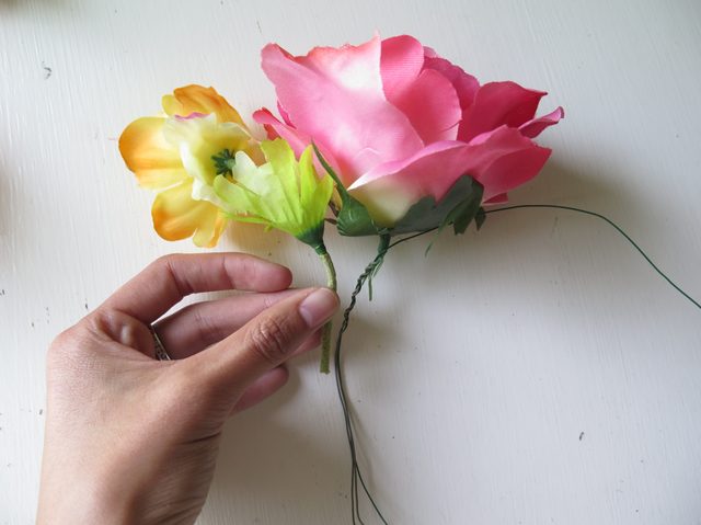 Placez les fleurs de différents styles, tailles ou couleurs sur la couronne de fleurs.