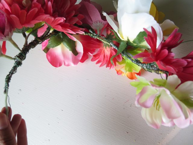 Gardez les fleurs en place avec fil vert supplémentaire enroulé autour des tiges.