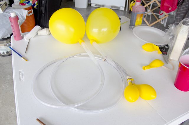 Gonfler les ballons à double couche et permettre à l'air de circuler à des ballons simples.