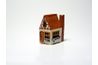 Ajout d'une cheminée et de fenêtres boîtes rend une maison miniature plus réaliste.