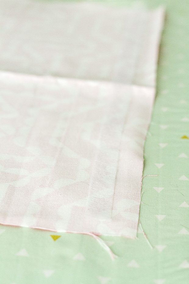 Hem les bords du tissu avec fil ou l'ourlet bande de tissu.