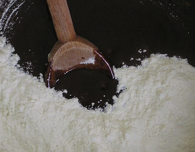 Le gluten dans la farine aide le plâtre former une substance gluante.