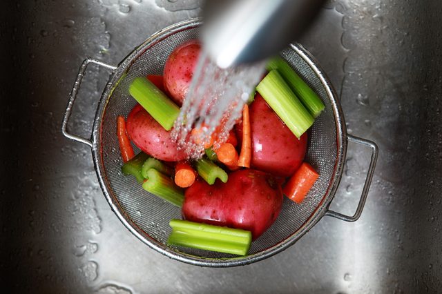 Lavez et hachez les légumes afin qu'ils're ready to go in the pot.