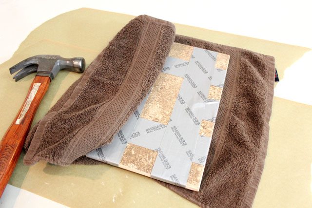 Enveloppez le carreau de ruban adhésif et une serviette avant de tomber.