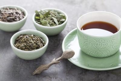 Boire quelques tasses de thé vert tout au long de la journée.