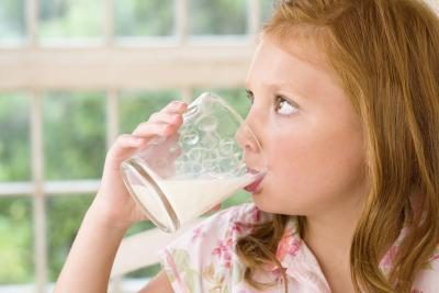 Consommer une grande quantité de lactose peut apporter sur et aggraver le ballonnement de l'estomac.