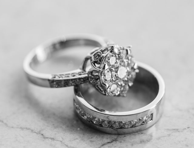 Un anneau de platine et de fiançailles en diamants mis sur une table de marbre.