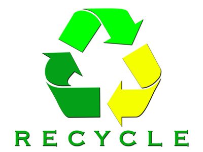 Trois flèches dessinées pour transmettre le mouvement forment le symbole universel indiquant un objet est recyclable.