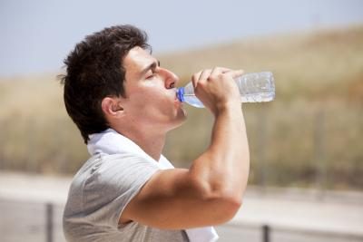 Boire plus d'eau peut hep pour diminuer la graisse du ventre.