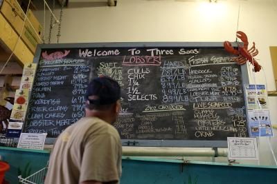 prix de la révision par les clients au marché de poissons dans le Maine