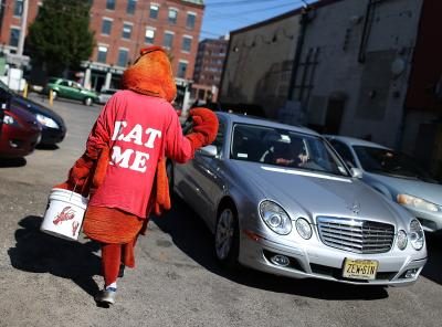 Homme habillé en costume de homard marche à Portland, Maine