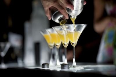 Bartender verse des cocktails dans un bar de discothèque.