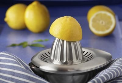 Pressez quelques gouttes de jus de citron sur les parties coupées de fruits ou de légumes