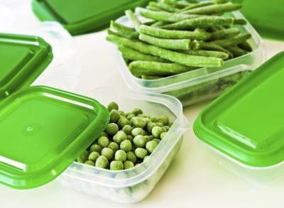 Placez les fruits et légumes dans des contenants de congélation en plastique