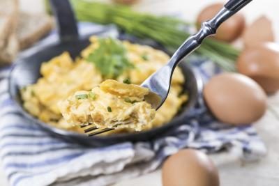 Tenir à des aliments riches en protéines du cerveau et de glucides complexes pour le petit déjeuner et des collations.