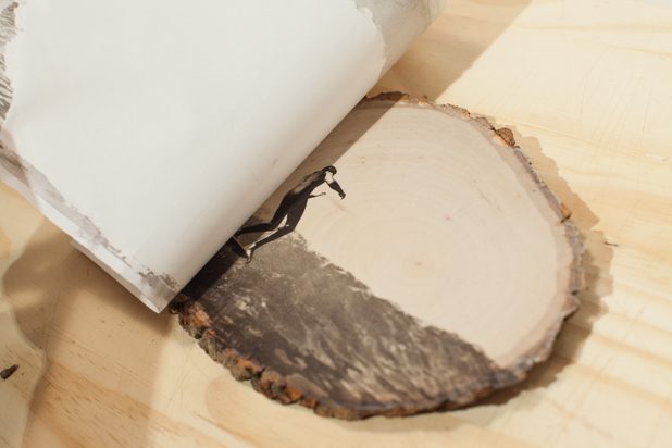 Peler le papier à partir du bois.