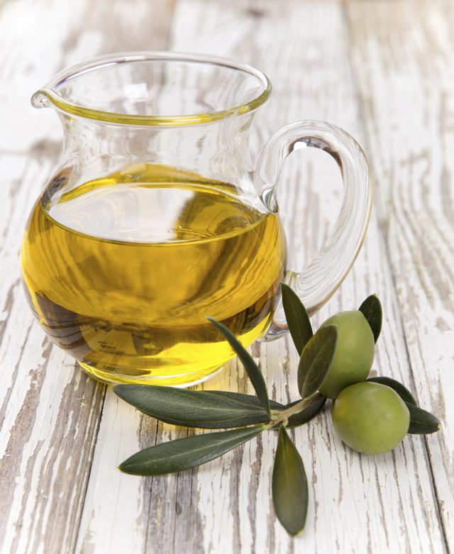 Adoucir la peau et purger les pores en appliquant une huile d'olive du visage.