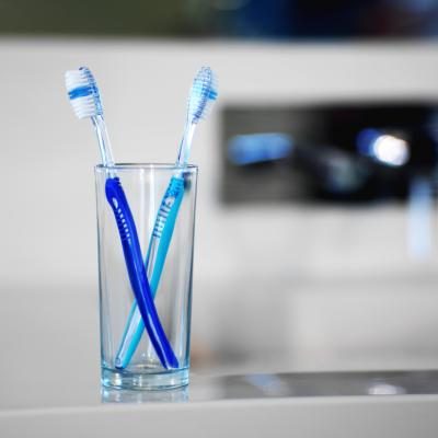 Si nécessaire, nettoyer les écrans avec une brosse à dents pour enlever l'accumulation de sédiments.