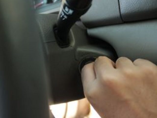 Comment désactiver la maintenance lumière nécessaire sur une Toyota Camry